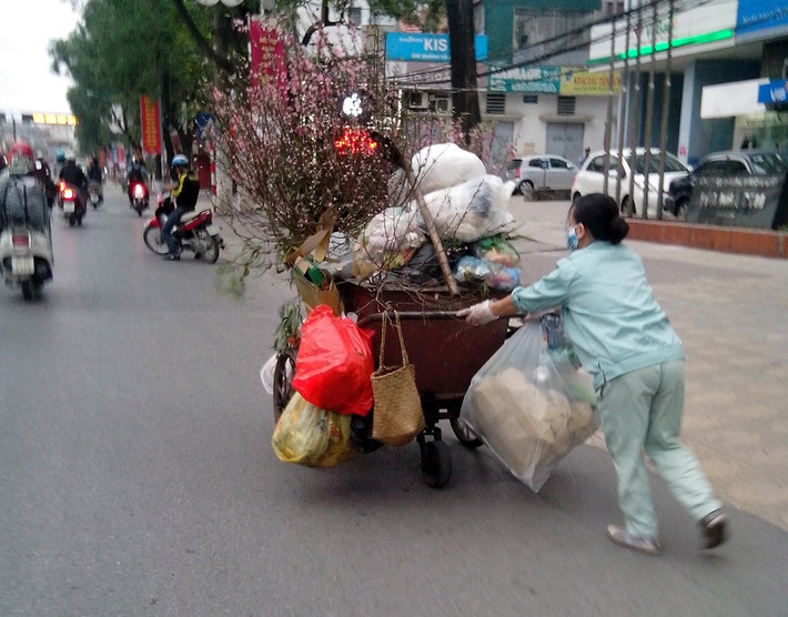 Khi được hỏi về việc đi làm cả những ngày Tết thì thu nhập có được cải thiện hơn không, đa số công nhân cho biết: "Đối với công ty môi trường, khi đi làm những ngày Tết, thu nhập được gấp 2 lần ngày bình thường. Còn đối với các khu dân cư, đôi khi thấy khổ họ cũng mừng tuổi cho vài đồng năm mới, nhưng chỉ đối với những người đã làm lâu năm ở 1 khu phố, nếu mới làm thì sẽ không có tiền lì xì".