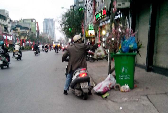 Cũng theo các công nhân môi trường, bắt đầu từ ngày hôm nay, lượng rác xả ra môi trường sẽ còn tằng mạnh; bởi theo lịch nghỉ tết thì hôm nay bắt đầu ngày làm việc của nhiều cơ quan và sinh viên bắt đầu xuống Hà Nội.