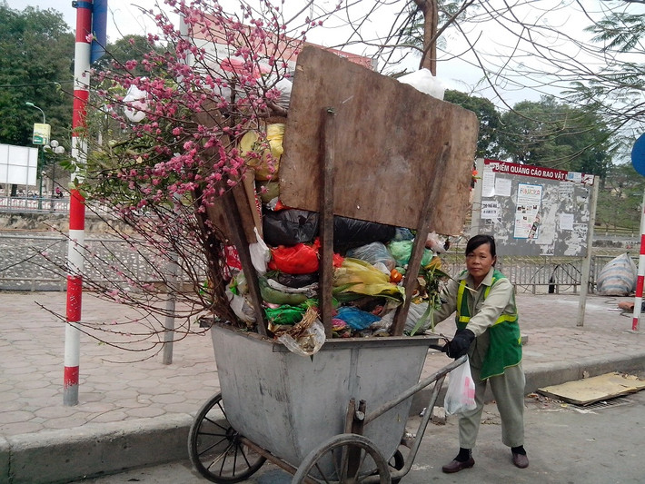 Chị Xuân thì cho biết: "Ngoài việc người dân xả rác nhiều, có hôm 1 ngõ phải đi 4 xe mới hết thì ý thức người dân khi xả rác còn rất kém. Có những ngách xe rác không thể vào được, chúng tôi phải xách rác hàng trăm mét mới ra đến xe".