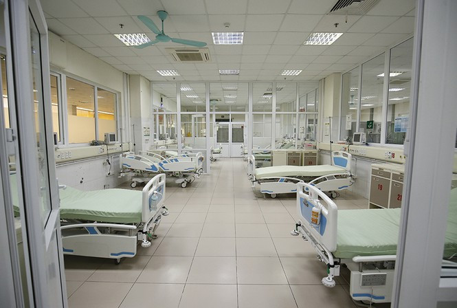 ##s###"Theo đó, các bệnh nhân dương tính với virus SARS-CoV-2 sẽ được sắp xếp về ba khoa bao gồm Virus - Ký sinh trùng, Nội Tổng hợp và Nhiễm khuẩn Tổng hợp. Bệnh viện cũng bố trí thêm khoa Cấp cứu hồi sức nếu cần để đối phó với từng tình huống diễn biến của bệnh nhân" bác sĩ Bắc cho biết thêm