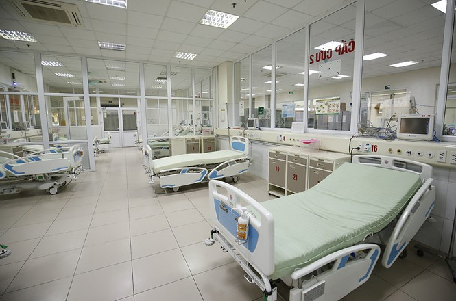 ##s###Trong số 120 bệnh nhân có 46 người có bệnh mãn tính kèm theo (là nhóm dễ có biến chứng hơn) như loét dạ dày, cao huyết áp, tim mạch, viêm phế quản.