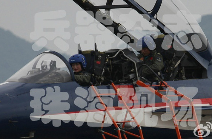 Đáng chú ý, một số hình ảnh cho thấy là các máy bay J-10A thuộc phi đội biểu diễn Bát Nhất của Không quân Trung Quốc dự Chu Hải Airshow 2014 sẽ do phi công nữ lái.