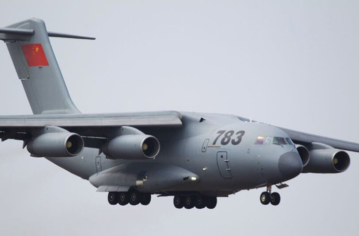 Diễn ra từ ngày 11-16/11, khu vực diễn ra triển lãm hàng không lớn nhất Trung Quốc – Chu Hải Airshow liên tục trong những này “đón tiếp” hàng loạt máy bay, vũ khí hạng nặng. Tờ Sina ngày hôm nay đăng tải các bức ảnh cho thấy máy bay vận tải hạng nặng Y-20 đã tới sân bay ở Chu Hải thực hiện các công tác chuẩn bị cho chuyến bay biểu diễn.