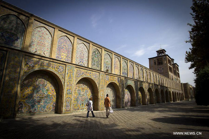 Cung điện Golestan bao gồm các tòa nhà hoàng gia và các bức tường tranh bùn tuyệt đẹp gắn liền với lịch sử của Tehran.