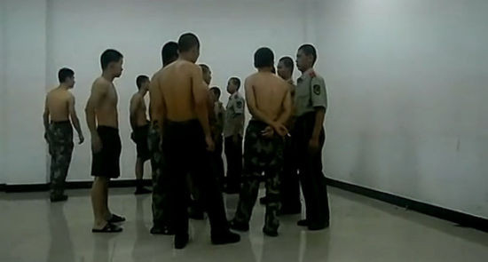 Một số người vừa hành hung vừa hút thuốc lá. Các tân binh không chống cự lại.
