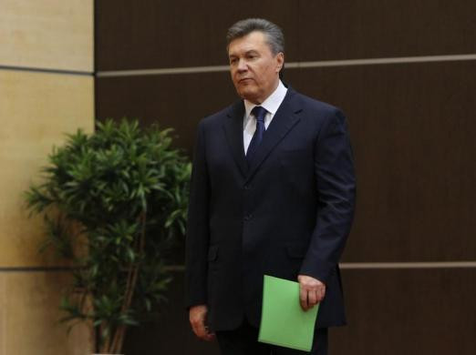 Cựu Tổng thống Yanukovych tới cuộc họp báo với gương mặt buồn bã...
