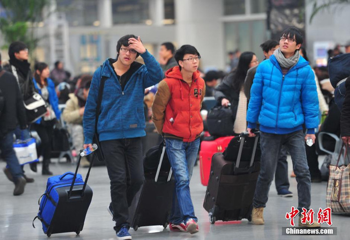 Còn tại Trung Quốc, hôm qua (11/1), nhiều người đã bắt đầu đổ xô đi mua vé tàu để chuẩn bị về quê ăn tết, sum họp với gia đình.