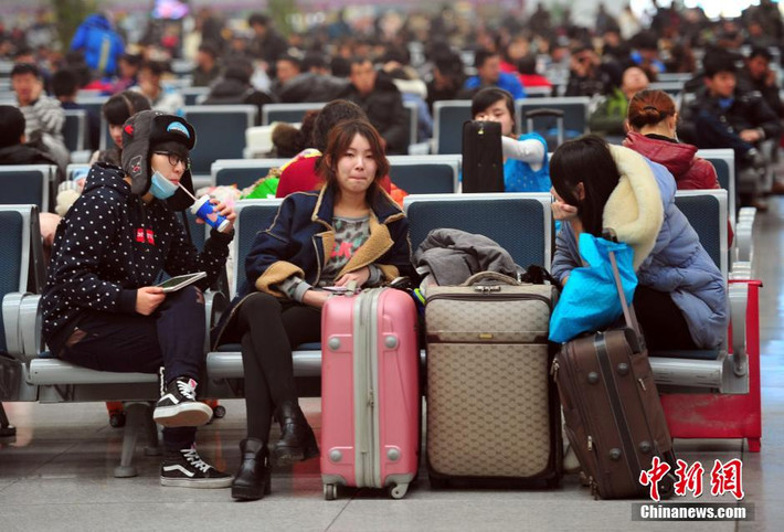 Nhiều người phải đặt vé sớm mới chắc chắn có vé tàu về quê. Càng sát ngày tết, vé tàu càng khó mua.