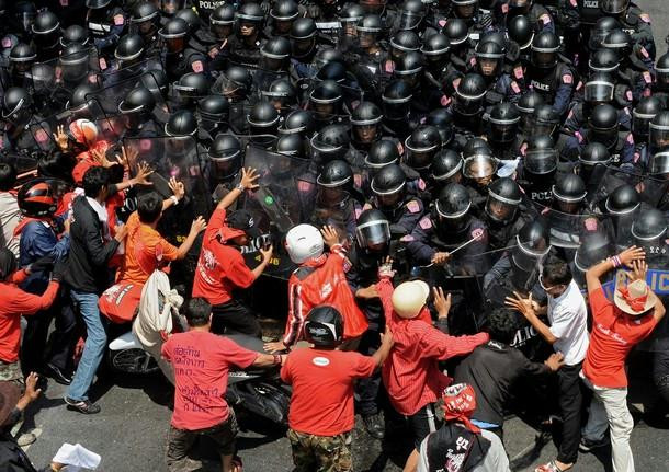 Người biểu tình phe Áo đỏ ủng hộ cựu Thủ tướng Thaksin Shinawatra đụng độ với cảnh sát chống bạo động trong cuộc biểu tình tháng 4/2010.
