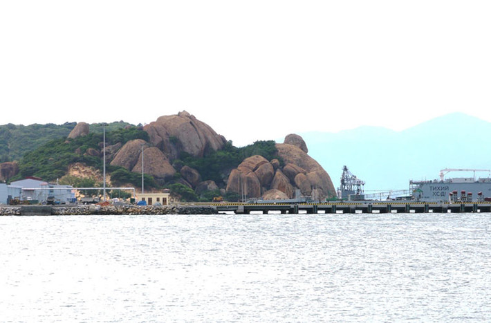 Khu vực cầu tàu neo đậu.