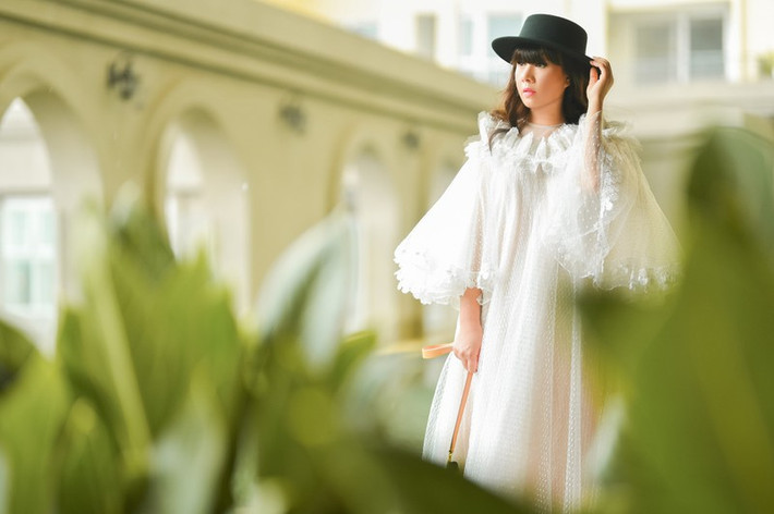 Vốn là tín đồ thời trang nên phụ kiện của Hằng Nguyễn cho bộ ảnh lần này không thể thiếu những chiếc túi xách, đôi boot của Louis Vuitton (Màu đen), Balenciaga (màu trắng)… còn mắt kính cô ưu ái hơn cho thương hiệu Dior.