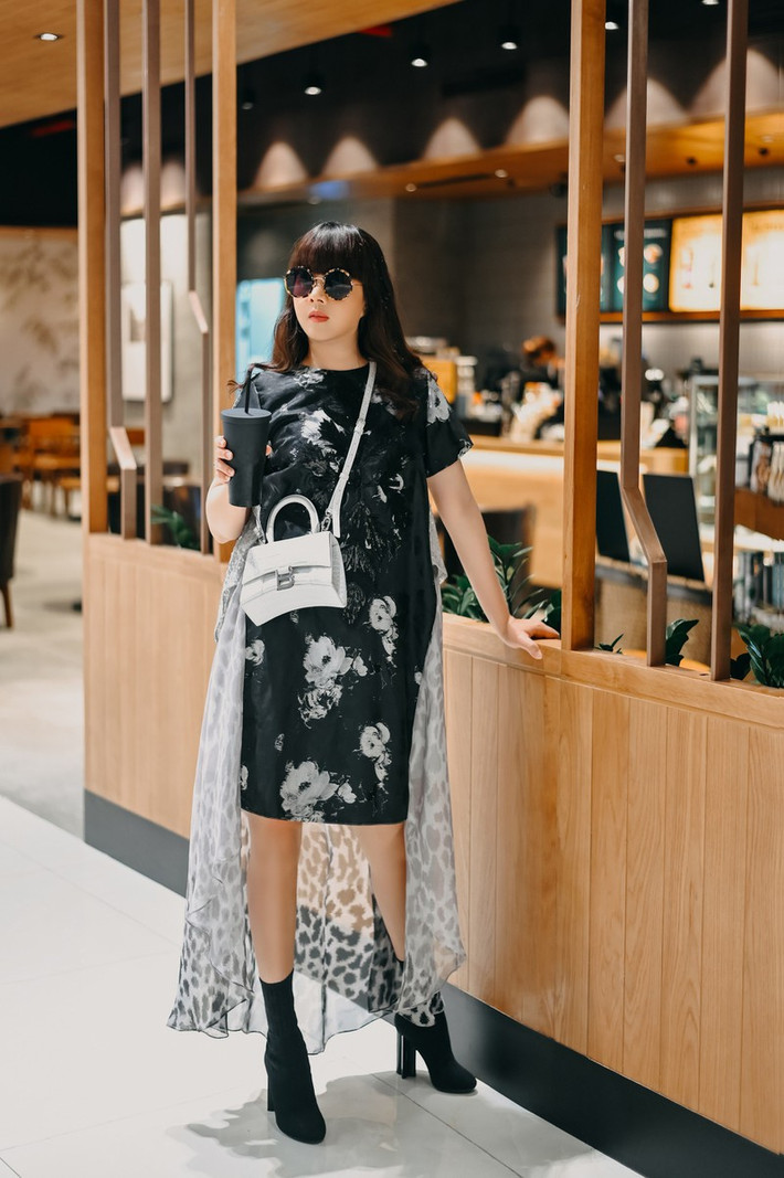 Với nghệ thuật, Hằng Nguyễn xem đó là một cái duyên và dù bận rộn nhưng cô cũng dành thời gian để thỏa sức với đam mê của mình. Ảnh: Nhã Uyên