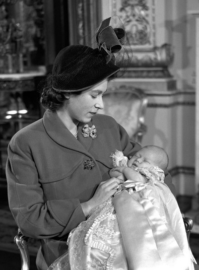 Thái tử Charles say giấc trong vòng tay mẹ, Nữ hoàng Elizabeth sau lễ rửa tội ở Điện Buckingham.