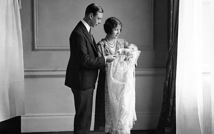 Nữ hoàng Elizabeth trong vòng tay của cha mẹ trong lễ rửa tội ngày 1/5/1926.