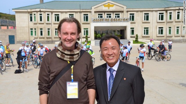 Johan Nylander (trái) là nhà báo phương Tây duy nhất được mời đến Triều Tiên tác nghiệp trong cuộc đua xe đạp quốc tế từ Trung Quốc xuyên qua “đất nước bí ẩn nhất thế giới” hồi tháng 9.