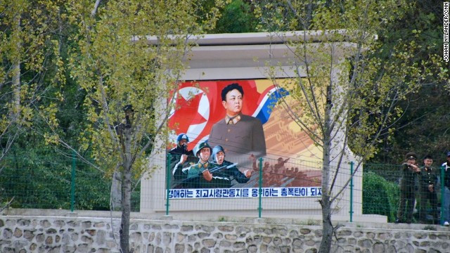 Ảnh chân dung của Chủ tịch Kim Nhật Thành, nhà lãnh đạo Kim Jong-il và Kim Jong-un, nếu muốn chụp, nhà báo được yêu cầu phải chụp ảnh toàn thân. Và hai là, nhà báo không được phép đi bất cứ đâu một mình.