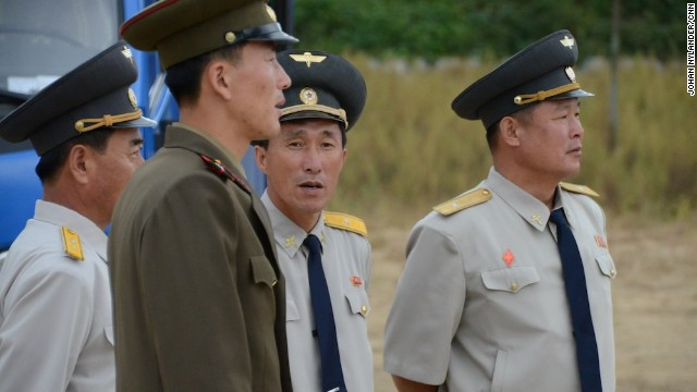 Các nhân viên an ninh Triều Tiên chốt ở gần biên giới với Trung Quốc.