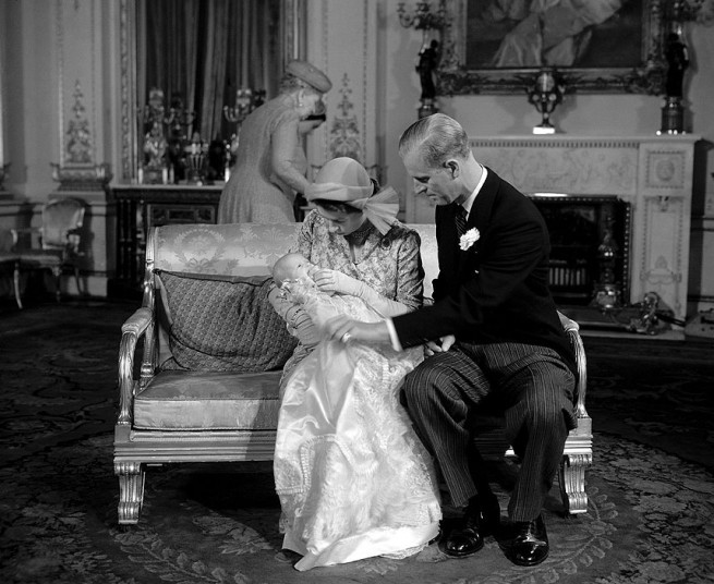 Công chúa Anne chơi đùa trong vòng tay mẹ - Nữ hoàng Elizabeth sau lễ rửa tội tại Điện Buckingham ngày 21/10/1950