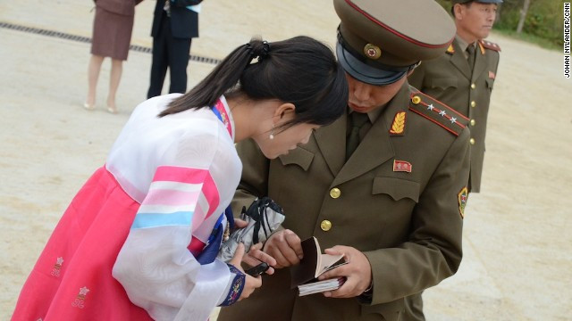 Quan chức và hướng dẫn viên du lịch Triều Tiên đang kiểm tra hộ chiếu của người nước ngoài.
