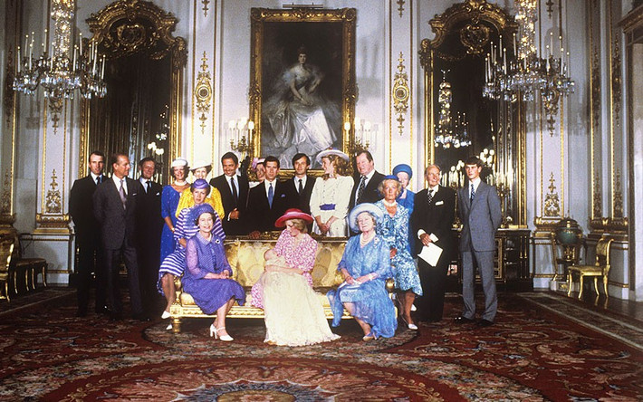 Các thành viên Hoàng gia Anh chụp ảnh kỷ niệm trong lễ rửa tội của Hoàng tử William ở Điện Buckingham ngày 4/8/1982.