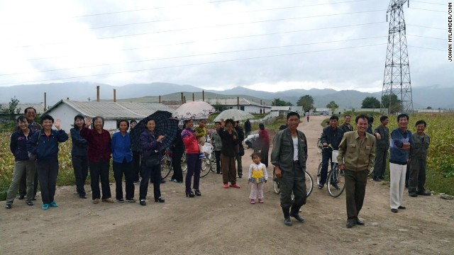 Người dân Triều Tiên tụ tập bên lề đường xem các tay đua xe nước ngoài tham gia Cuộc đua xe đạp quốc tế.