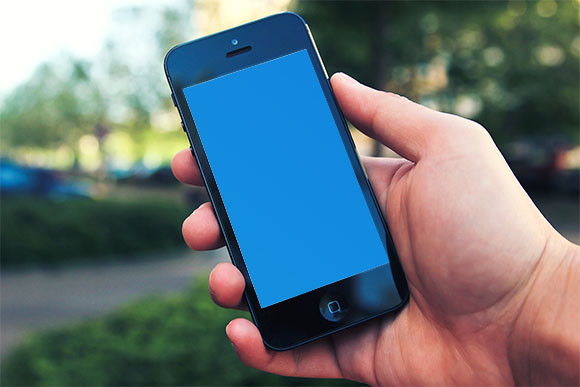 Luôn cầm iPhone trong tay. Thực tế, iPhone vẫn luôn là một món hàng nóng trên thị trường chợ đen và là đích nhắm cho kẻ trộm. Việc cầm iPhone trong tay là sai lầm không ít người mắc phải.