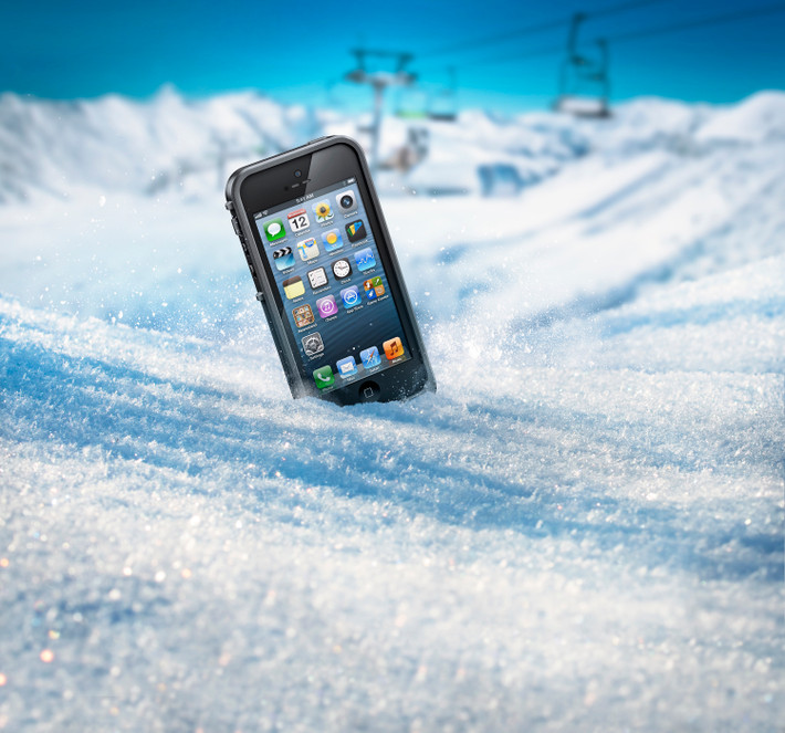 Sử dụng máy trong điều kiện thời tiết khắc nghiệt. iPhone không phải là “siêu điện thoại”, dễ dàng chịu được nhiệt độ siêu nóng, siêu lạnh. Khi ra ngoài thời tiết khắc nghiệt, tốt nhất bạn nên tắt máy tạm thời và giữ nó trong túi.