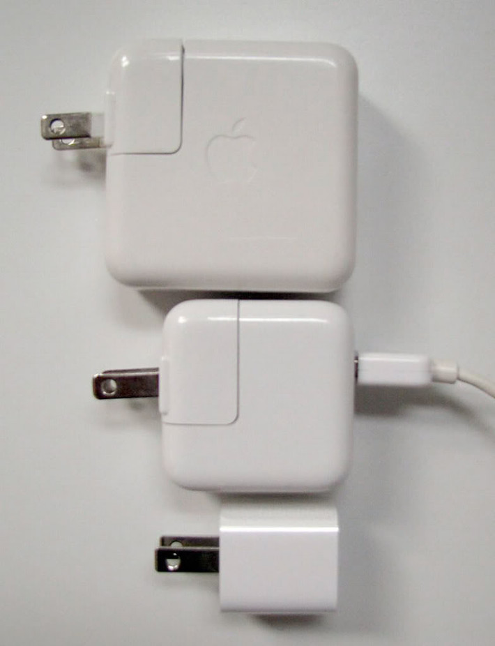 Sử dụng một bộ sạc không phải của Apple. Bộ sạc của Apple có thể khá tốn tiền, nhưng chúng có giá trị đầu tư. Sử dụng một bộ sạc không phải của Apple có thể gây hư hỏng cho các bộ phận của máy, thậm chí có thể gây cháy nổ.