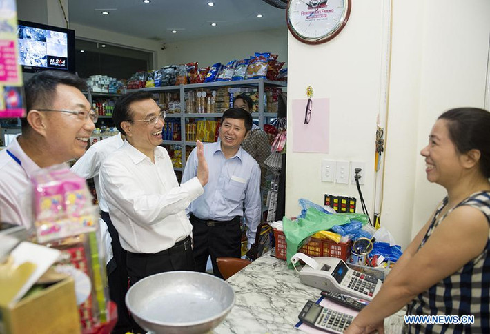 Ông vui vẻ trò chuyện với người bán hàng khi đi siêu thị hôm qua...