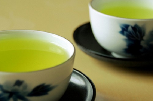 Nước chè xanh: Nước chè xanh có chứa chất chống oxy hóa loại bỏ tế bào chết và tái tạo da, chứa vitamin C, làm mát cơ thể, đào thải các chất độc ra khỏi cơ thể qua da.