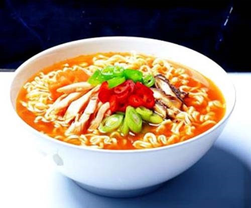 Nguyên nhân dẫn đến bệnh tim mạch nằm ở thành phần chất béo có trong hầu hết các loại mì ăn liền. Loại chất béo này là transfat và chất béo bão hòa, chúng vô cùng có hại cho sức khỏe, đặc biệt đối với những người cao tuổi hay người có tiền sử bệnh tim mạch.