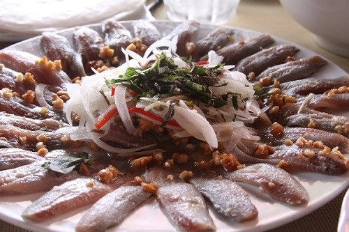 Cảnh báo được đưa ra là những loài hải sản độc này có thể gây hại cho con người theo hai cách chính: qua đường tiêu hoá do các món ăn chế biến từ cá và hải sản và qua phản ứng tự vệ của con vật khi ta vô tình chạm vào chúng, bị chúng căn, chích hoặc phóng tên độc.