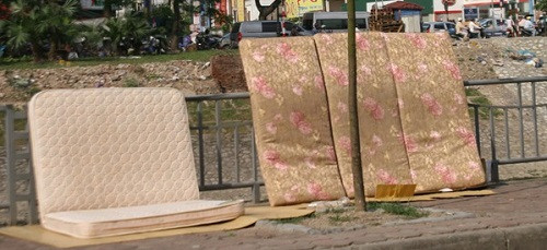 Minh chứng rõ nhất là việc tiến hành giặt giũ chăn, màn, chiếu, đệm…, bởi việc phơi phóng sau đó sẽ diễn ra thuận lợi và nhanh chóng. Ánh nắng gay gắt cũng có tác dụng khử trùng tương đối hiệu quả đối với các vật dụng trên.
