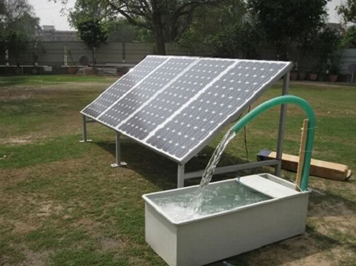 Đồng thời, các nhà khoa học cũng đã thử nghiệm đối với nước. Theo đó, chỉ cần lấy nước tích trữ từ thiên nhiên (nước mưa, nước ao, hồ không ôi nhiễm…), lọc và dùng phèn chua cho lắng hết cặn rồi phơi dưới trời nắng gắt từ 6 – 17 giờ. Nước thu được qua SODIS (Solar Water Micro- organism Disinfection) hoàn toàn có thể uống được như nước đun sôi. Đây là phương pháp được Bộ Y tế công nhận hiệu quả.