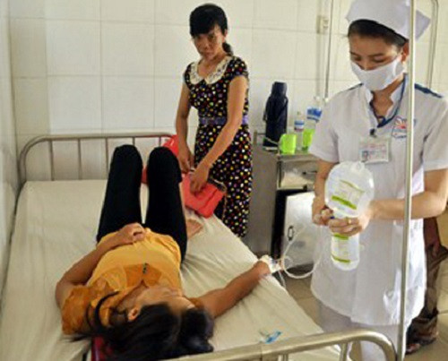 Trường hợp nặng: Người bệnh mệt lả, yếu cơ, liệt cơ tiến triển nên đi đứng loạng choạng không vững. Tình trạng liệt cơ nặng lên nhanh chóng dẫn đến liệt toàn thân, kể cả hô hấp, khiến người bệnh không thở được, suy hô hấp, ngừng thở, mạch chậm, huyết áp hạ và hôn mê, dẫn đến tử vong. Ảnh: Một ca ngộ độc tại Đà Nẵng.