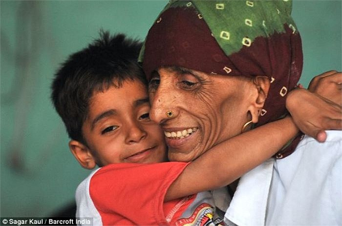 Bà Rajo Devi Lohan, 74 tuổi, ngụ tại Ấn Độ, trở thành người phụ nữ già nhất thế giới sinh con ở tuổi 69.