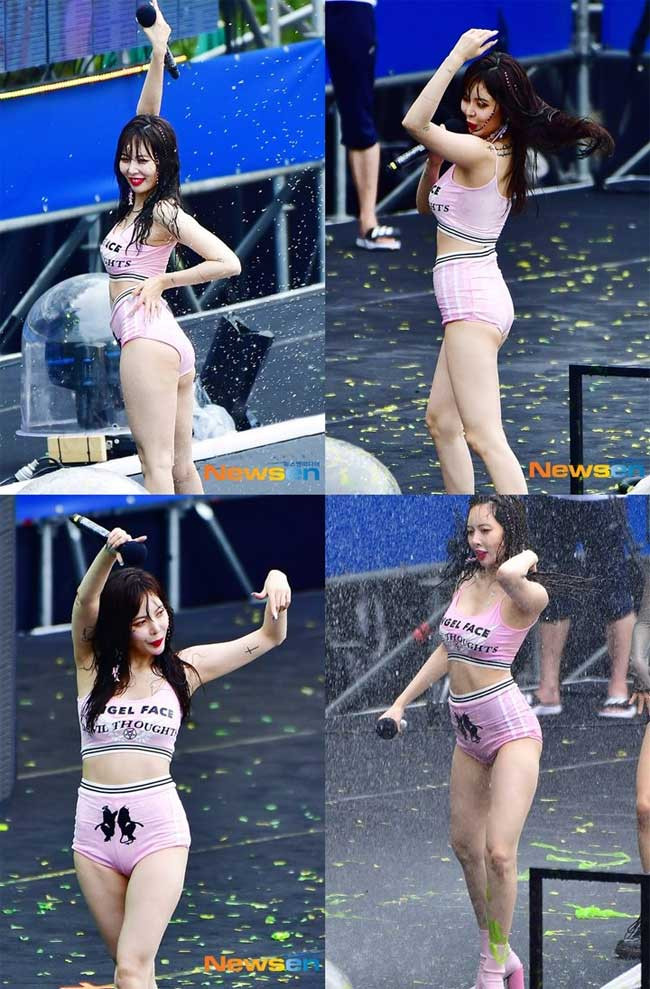 Trang phục đã ngắn còn mỏng manh của người đẹp khi gặp nước trở nên khá gợi dục.
