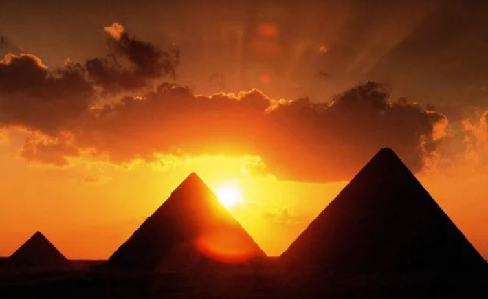 Ngoài ra, kim tự tháp Giza còn giữ kỷ lục là kỳ quan lâu đời nhất trong số 7 kỳ quan thế giới cổ đại và là công trình duy nhất còn tồn tại cho tới ngày nay.