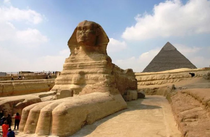 Có thể ít ai biết, kim tự tháp ở Giza được canh giữ bởi một bức tượng Nhân sư, bức tượng đá nguyên khối lớn nhất thế giới. Khuôn mặt tượng Nhân sư được cho là tượng trưng cho khuôn mặt của Pharaoh Khafra.