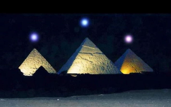 Có thể bạn chưa biết, 3 kim tự tháp Giza được sắp xếp chính xác với chòm sao Orion. Theo nghiên cứu, có thể đó là sự tính toán của những người xây dựng thời đó khi mà những ngôi sao của Orion có liên hệ với Osiris - vị thần của sự tái sinh và cai quản thế giới người chết.