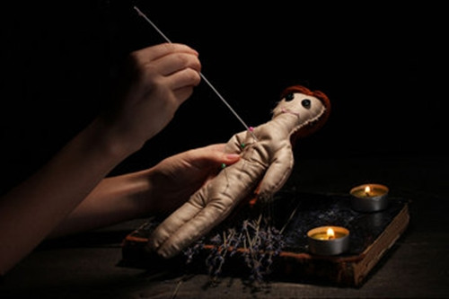 Dù nguồn gốc từ Tây Phi, các búp bê voodoo được rao bán trên thị trường Trung Quốc, chủ yếu do Thái Lan sản xuất. Mỗi con có mức giá khoảng 2.40 USD.