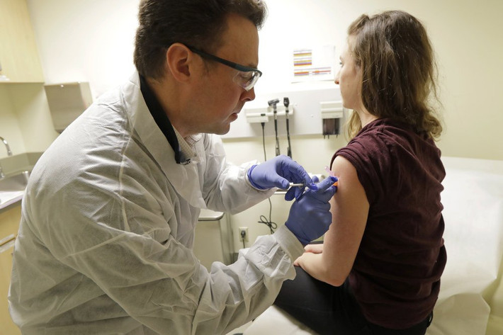 Đây không phải là vaccine tiềm năng duy nhất đang được nghiên cứu. Hàng chục nhóm nghiên cứu trên toàn thế giới đang chạy đua để tạo ra loại vaccine ngăn ngừa bệnh Covid-19. Một loại vaccine do công ty Inovio Pharmaceuticals điều chế dự kiến bắt đầu quá trình nghiên cứu tính an toàn vào tháng tới tại cả Mỹ, Trung Quốc và Hàn Quốc.