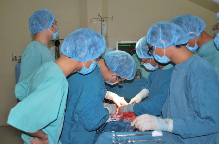 Dù có thể mang đến những tác dụng phụ như tiêu chảy, nôn mửa, mất máu, thức ăn bị tích tụ trong ruột gây khó tiêu nhưng tỷ lệ tử vong khi thực hiện phẫu thuật chỉ dao động từ 1 – 2%. Sau điều trị, bệnh nhân nên bổ sung dinh dưỡng bằng cách ăn nhiều thực phẩm giàu dưỡng chất và chia nhỏ các bữa ăn trong ngày.
