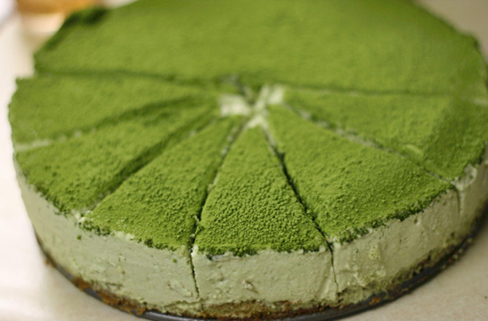 Bánh mousse trà xanh. Mousse trà xanh dễ dàng được nhận dạng nhờ vị ngọt dịu, thanh mát đặc trưng của trà. Người ta thường ăn bánh kèm với dâu tây, kiwi tươi. Chính vị chát nhẹ của trà xanh hòa quyện với vị ngọt của sữa, thêm vị kiwi chua khiến bánh mousse càng thêm hấp dẫn.