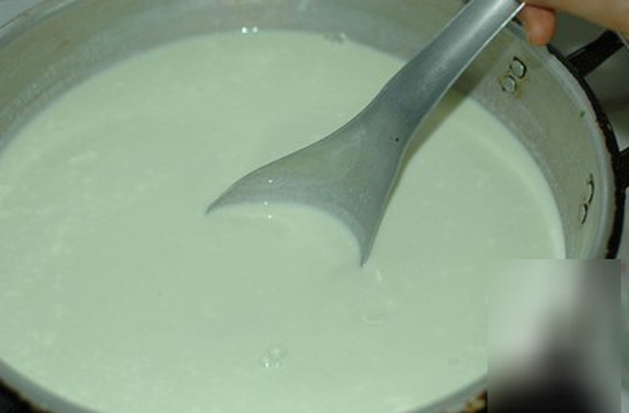 Trà xanh sữa nóng. Để làm món đồ này vô cùng đơn giản, bạn chỉ cần đun nóng sữa, cho đường vào khuấy tan, thêm nước cốt trà xanh vào khuấy đều. Khi thưởng thức, chú ý rắc một chút bột trà xanh lên là được.
