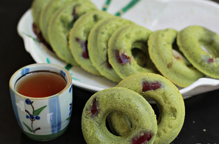Bánh donut trà xanh. Có xuất xứ từ Mỹ, bánh Donut đang được nhiều bạn trẻ tại Việt Nam yêu thích bởi sự mềm ngọt và màu sắc nhẹ nhàng, quyến rũ của nó.