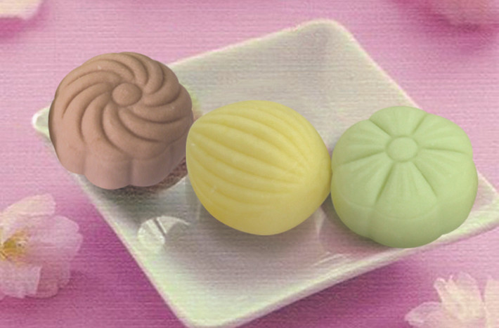 Mochi trà xanh. Nếu một lần từng thưởng thức vị dẻo dai, mềm mại cùng nhan kem mát lịm, xốp mịn cùng lớp bột trà xanh lấm tấm, bạn sẽ khó lòng cưỡng lại để ăn tiếp chiếc bánh thứ hai.