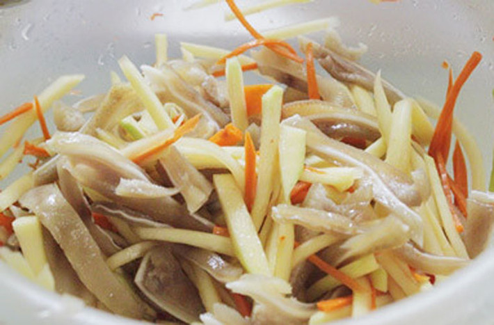 Nộm xoài xanh tai lợn. Món ăn có vị chua của xoài xanh, cay của ớt cùng với vị giòn giòn từ tai lợn, bùi của lạc, húng quế sẽ khiến các anh em thưởng thức mãi không chán.