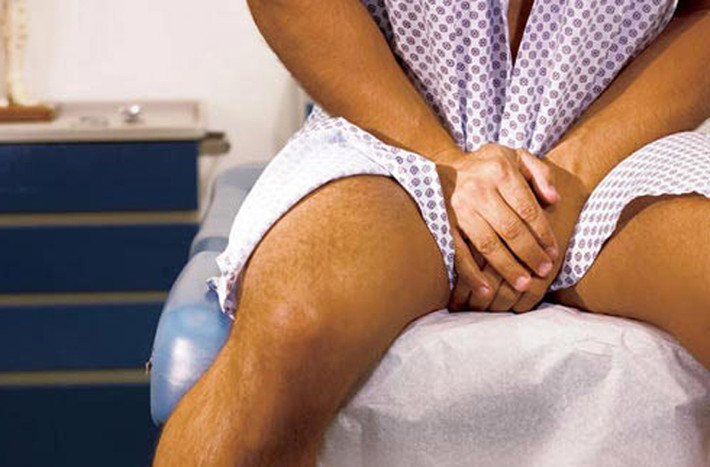 Nguy cơ mạnh nhất và bị coi là nguy cơ rõ rệt nhất là tình trạng tinh hoàn ẩn. Ngoài ra, các yếu tố như tuổi tác; di truyền; môi trường làm việc cũng ảnh hưởng không nhỏ đến khả năng mắc bệnh. Chính vì vậy, muốn không chịu những cơn đau kinh hoàng do ung thư tinh hoàn gây ra, phái mạnh nên cảnh giác với những yếu tố trên và thường xuyên thăm khám sức khỏe.