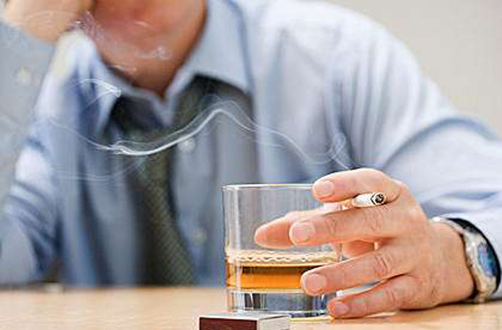 Người nghiện rượu. Đàn ông thường xuyên uống rượu nặng có nguy cơ cao mắc ung thư tiền liệt tuyến. Nguyên nhân là sử dụng rượu nặng có thể làm giảm bớt tác dụng của finasteride - loại thuốc có tác dụng giảm nguy cơ ung thư tuyến tiền liệt ở nam giới.